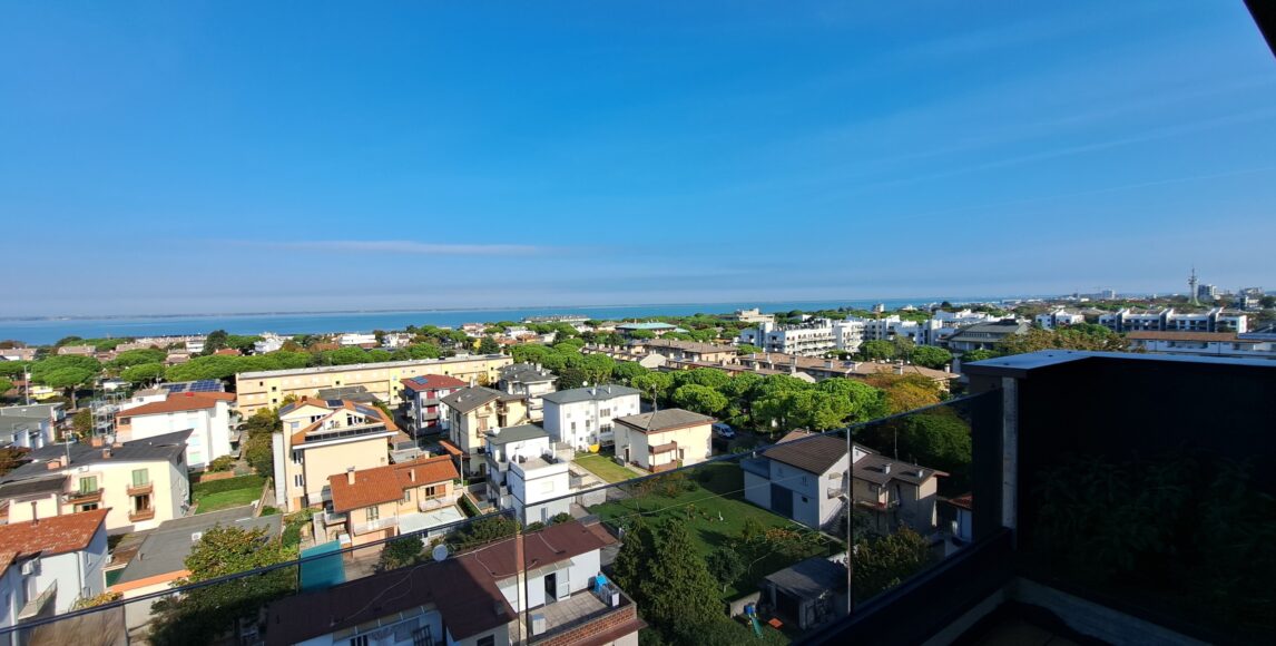 Luxusný penthouse 550 metrov od pláže s priestrannou terasou