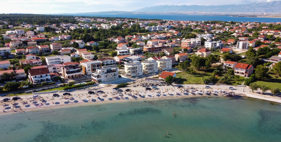 Priamo pri pláži: moderné apartmány so záhradou alebo strešnou terasou