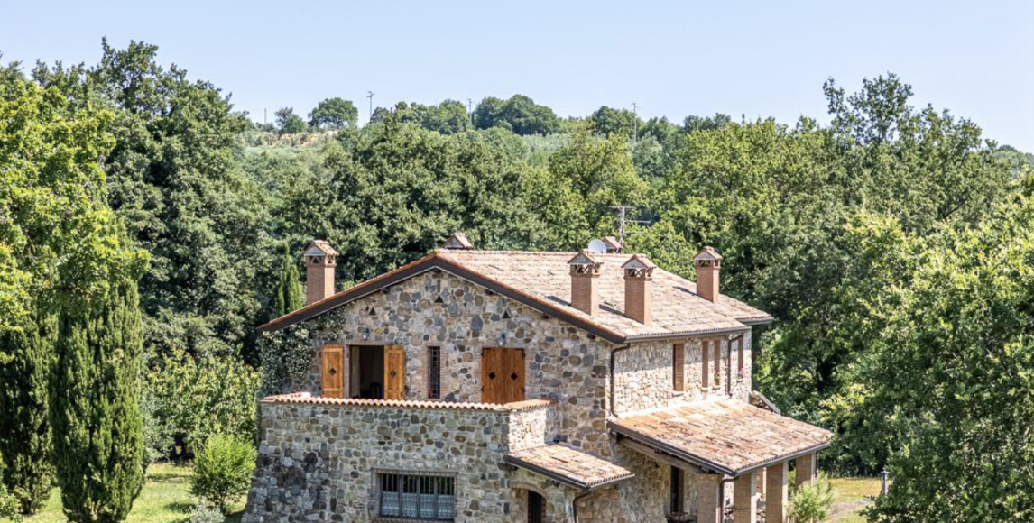 Kúzelná kamenná vila s olivovým hájom a panoramatickým výhľadom