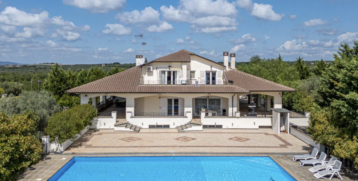 Luxusná vila v krásnej oblasti Tuscie s bazénom a panoramatickými terasami